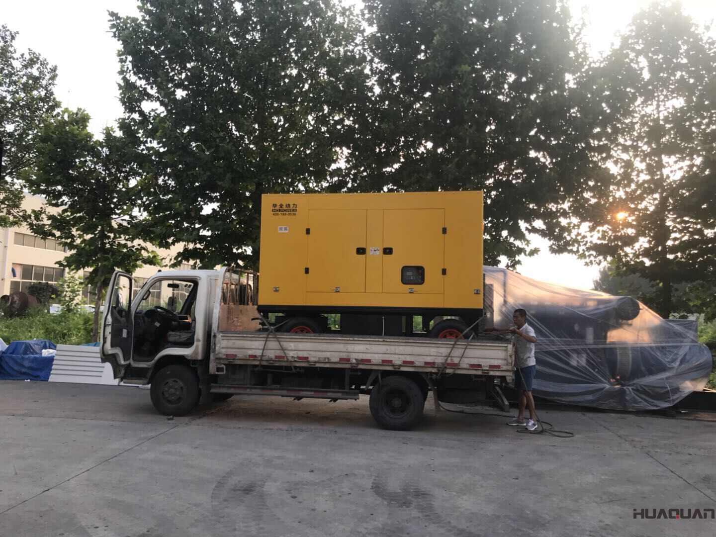 一臺250kw移動拖車（含棚）型柴油發(fā)電機組于7月27號發(fā)往山東