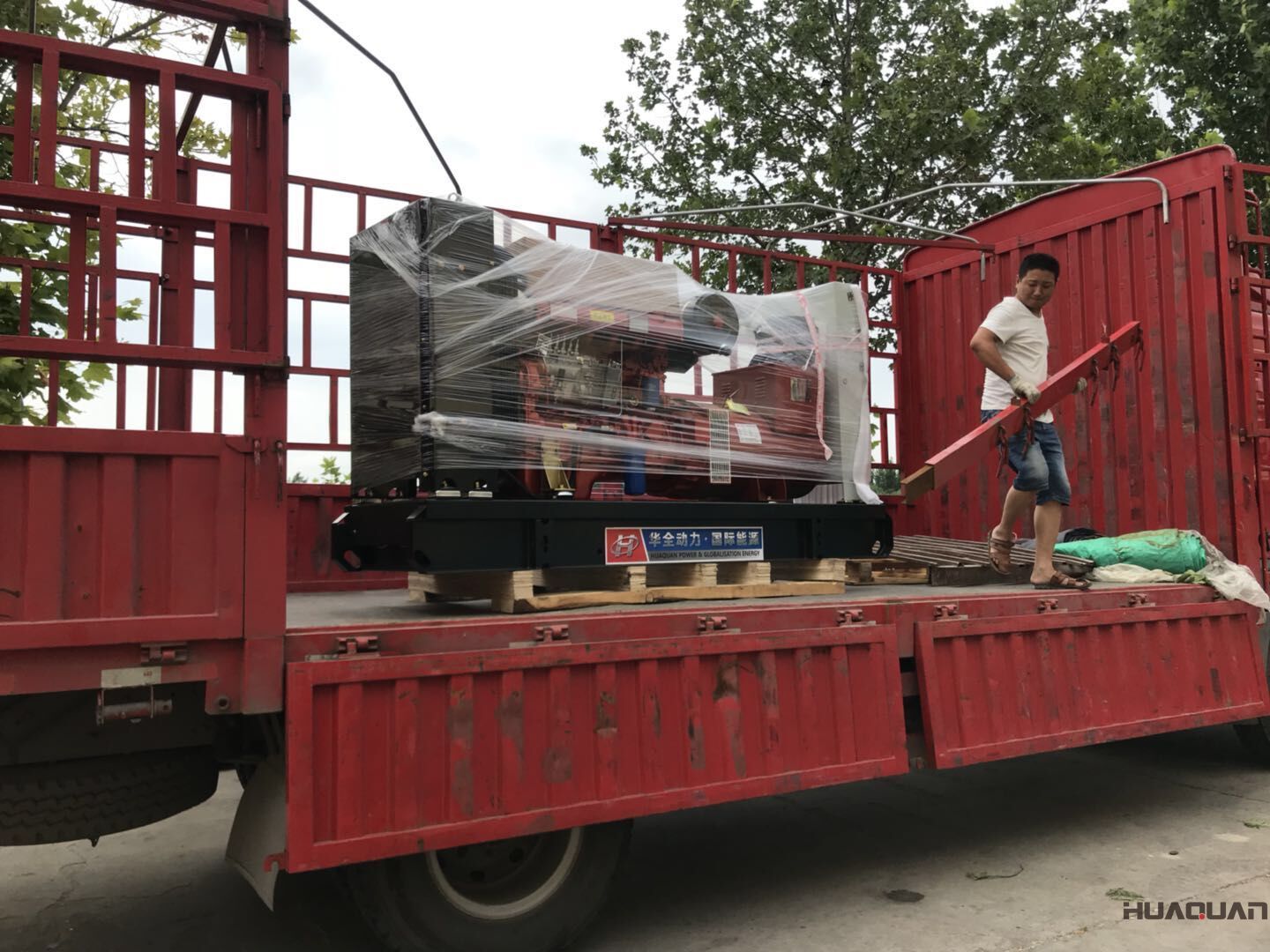 7月28號一臺300kw標(biāo)配型柴油發(fā)電機組發(fā)往山東