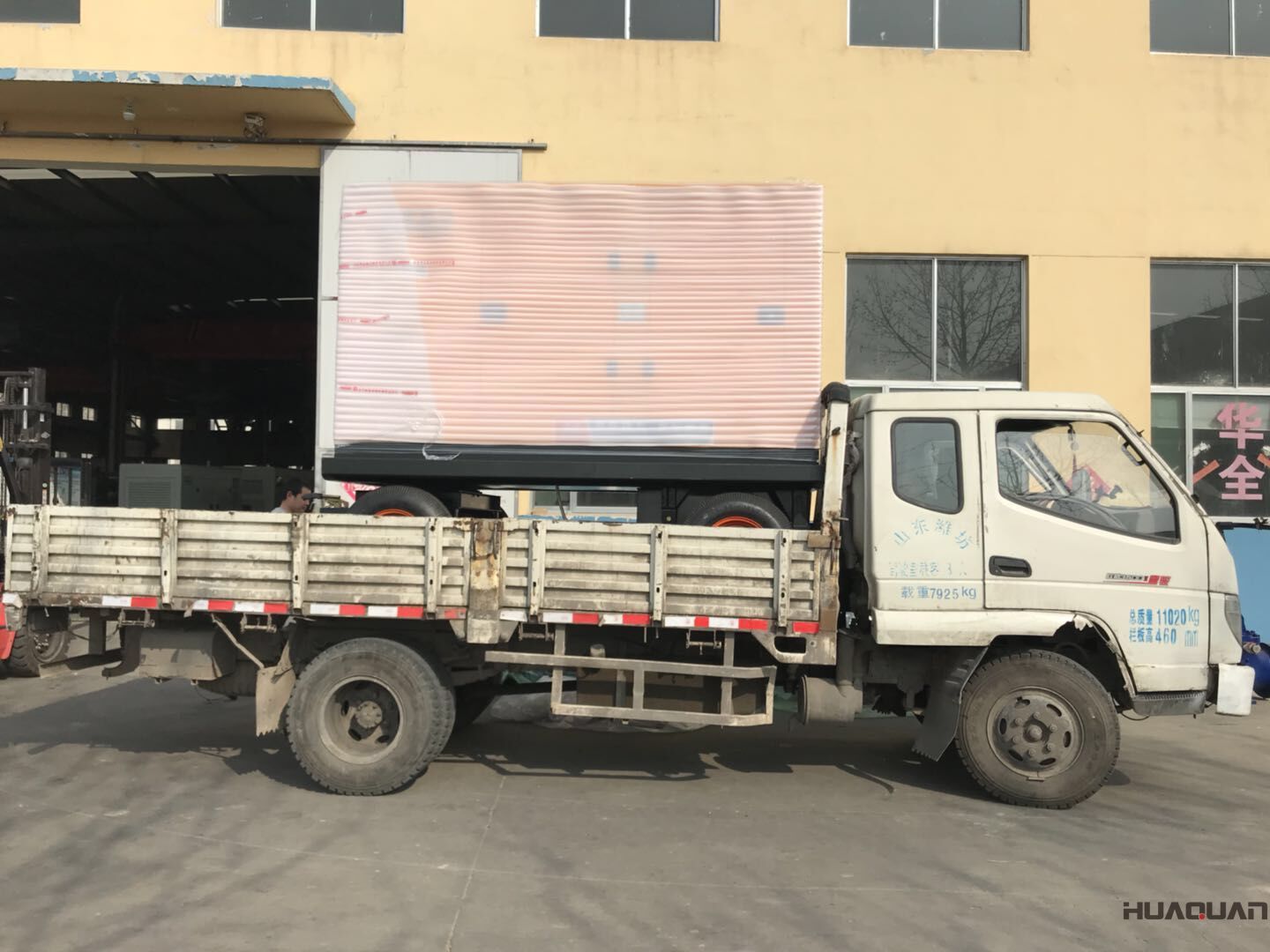 8月16日，一臺150kw移動靜音拖車柴油發電機組從華全動力發往山東省