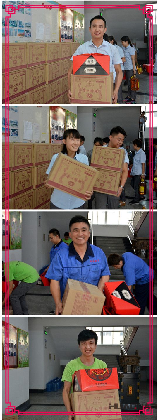 華全動力員工領導中秋禮物時的喜悅