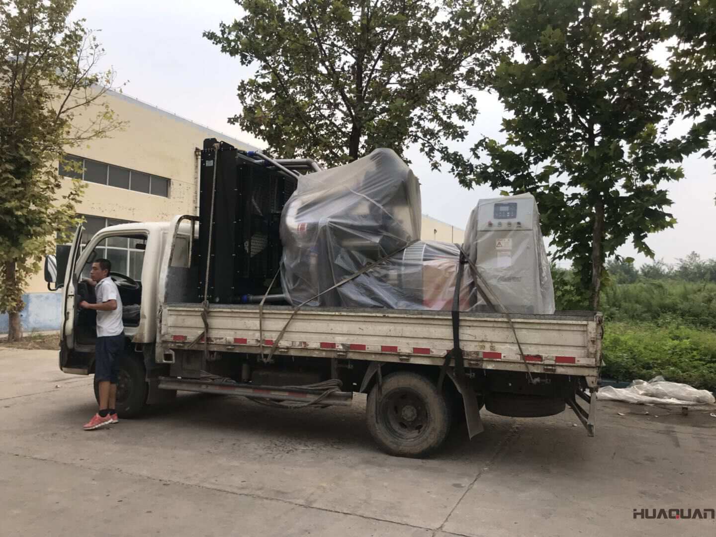 一臺300kw自動化型柴油發(fā)電機組于9月3日發(fā)往山東