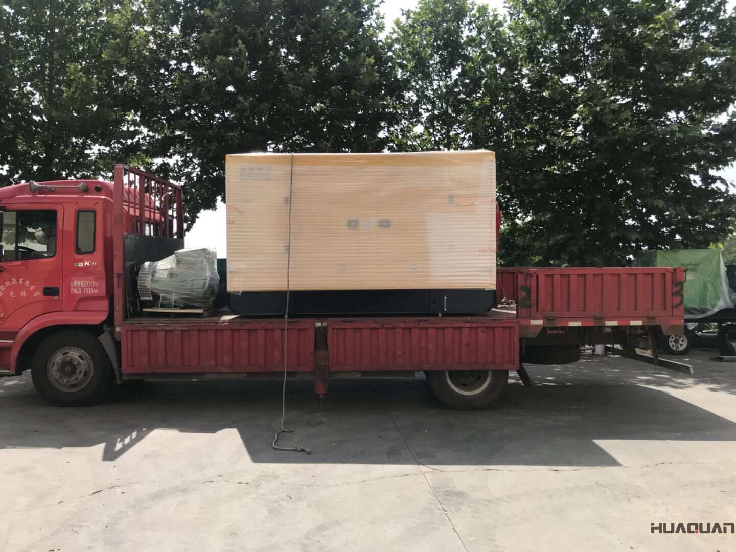 發貨了！10月12日一臺200kw防雨棚型柴油發電機組已發往山東