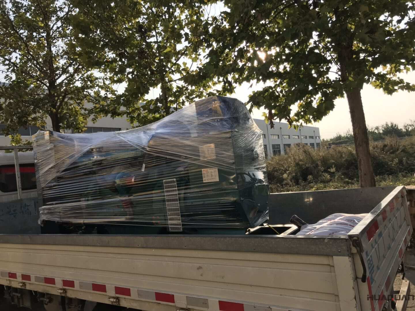 10月15日一臺100kw標配型柴油發電機組發往山東