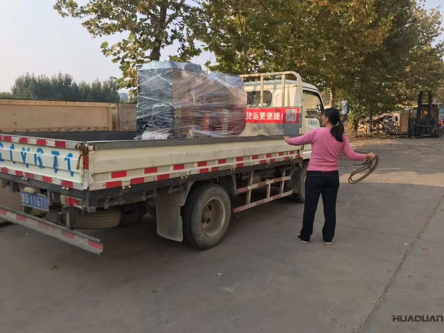 10月17日，楊先生在華全動力代裝的一臺25kw移動靜音拖車柴油發電機組現已成功發貨