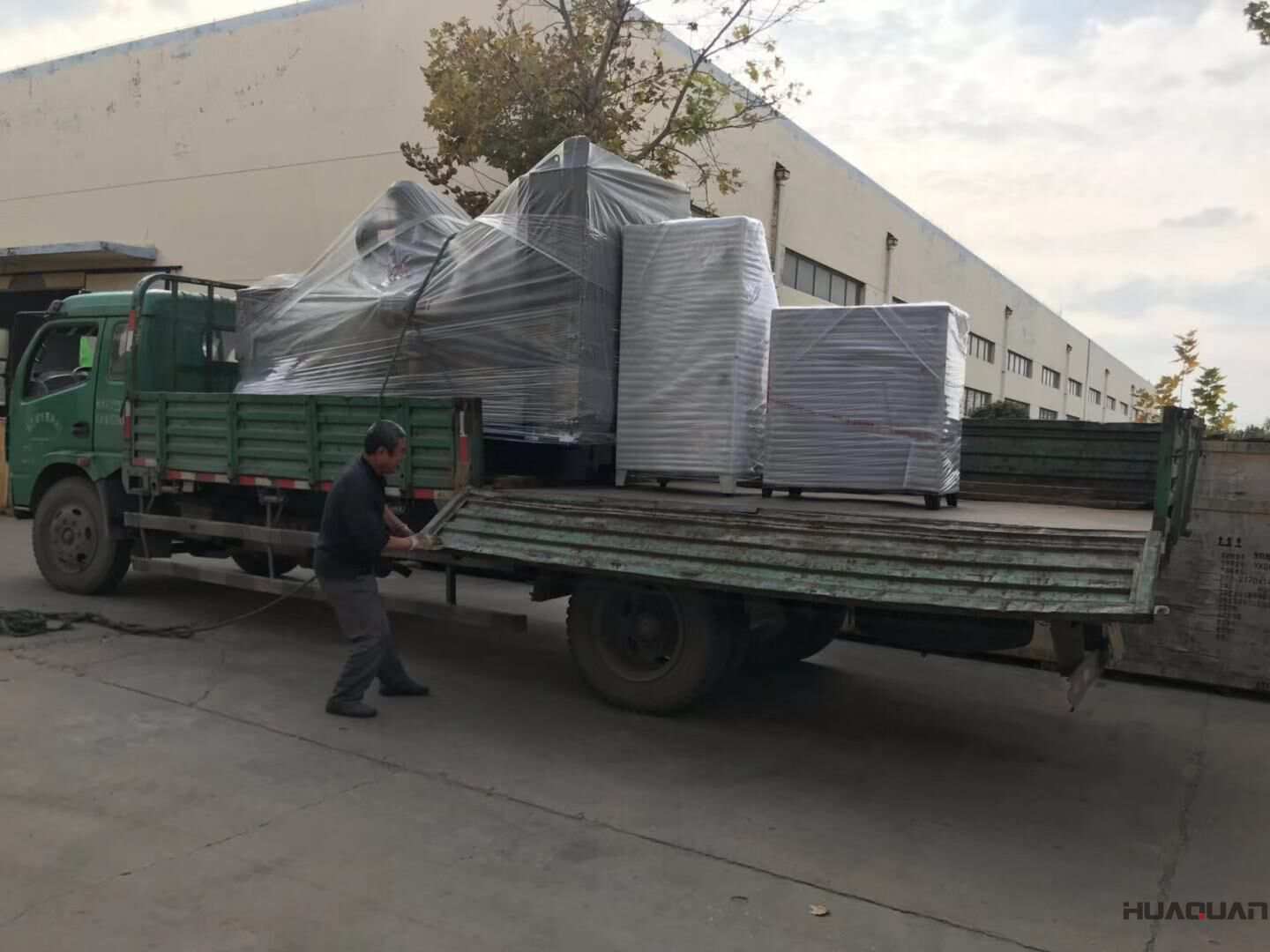 一臺400kw自動化柴油發電機組于10月31日從華全動力順利出發，現已成功發往山東