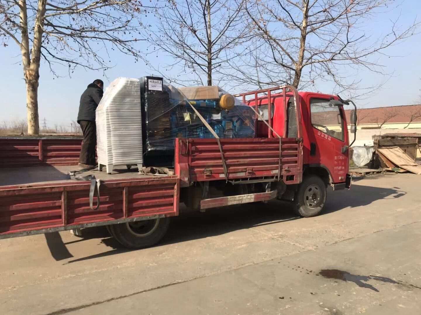 許先生從華全動(dòng)力采購(gòu)的50kw底座油箱立柜柴油發(fā)電機(jī)組于1月11日順利發(fā)往內(nèi)蒙古