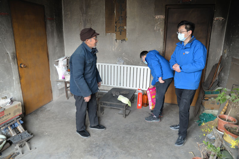 華全動力黨支部一行向困難群眾送去花生油、大米和美酒禮盒等禮品