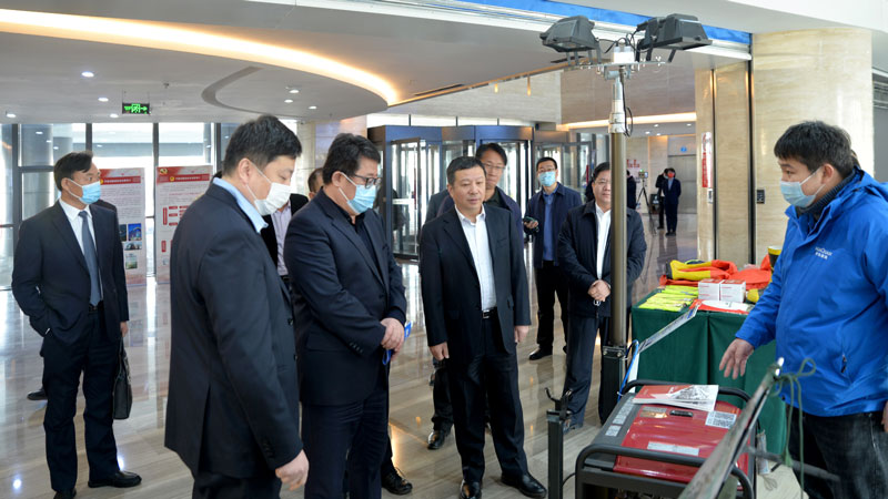 濰坊市領導蒞臨華全動力展位，詳細詢問公司發展情況、產品情況等